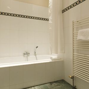 Comfort Kamer met een Slaapkamer en een Queen Size Bed